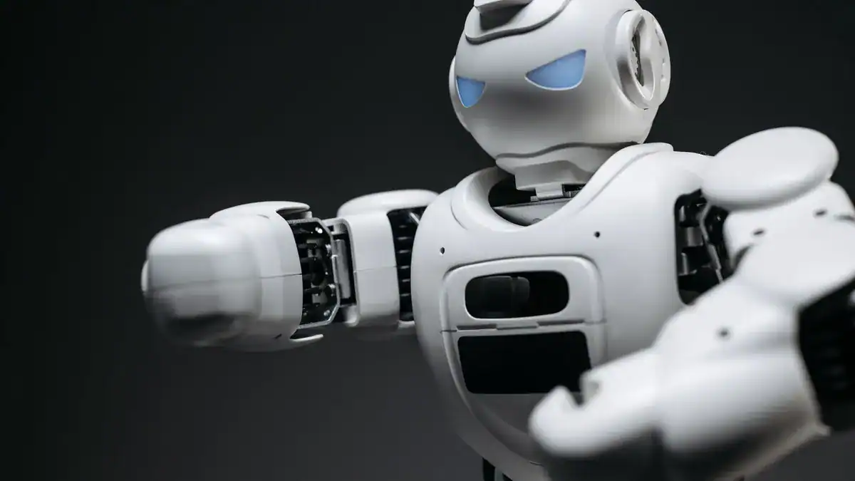 AI 自動交易機器人鎖定 K 棒週期紀律示意圖