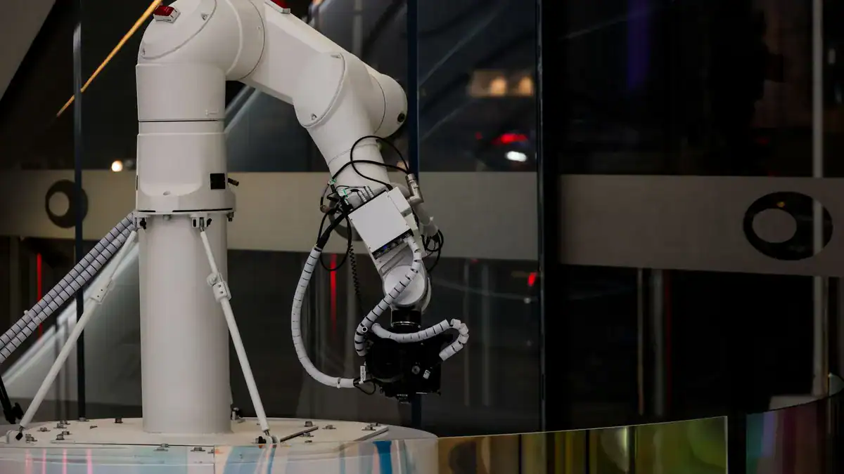 AI 自動交易機器人資金費率風控指標示意圖